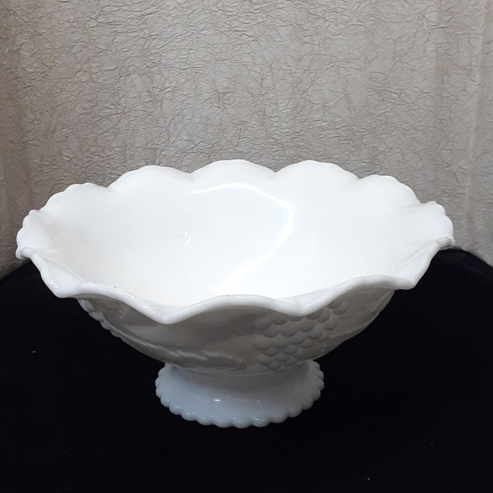 Vintage Imperial Paneled‎ Grape harvest milk glass ruffled bowl